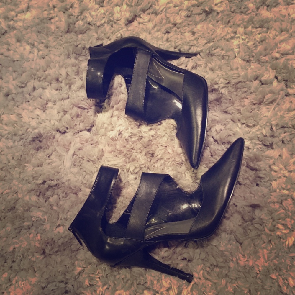 Guess black pumps